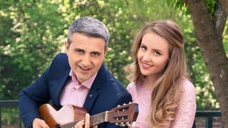 Robert Turcescu castiga lunar de 44 de ori mai mult decat sotia lui! Oana este designer si are un venit declarat de 515 lei pe luna!