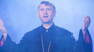 Preotul Pomohaci, escortat de politisti si jandarmi la un festival la care a participat. "Patesc asta pentru ca iubesc si lumea ma judeca pentru asta"