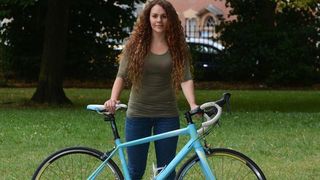 Tanara care si-a furat inapoi bicicleta, dupa ce politistii i-au spus ca nu o pot ajuta