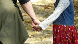 "Tata obisnuia sa ma violeze. Cu timpul, m-am indragostit de el si am inceput sa il seduc..." Povestea tulburatoare a unei tinere pe care tatal a abuzat-o sexual de la varsta de 3 ani