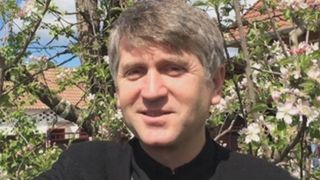 Inca o lovitura pentru Pomohaci! Cat de rau a ajuns a ajuns preotul artist dupa scandalul de homosexualitate! Daca pana acum canta pe 2000 de euro, mai nou, primeste raspunsuri incredibile