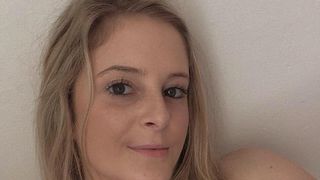 Studenta de 20 de ani, acuzata ca a abuzat un baiat de 14 ani. Mama copilului a descoperit totul