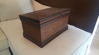 O tanara a descoperit o cutie veche in dulapul bunicilor ei, insa cand s-a uitat mai atent a zarit ceva neobisnuit!