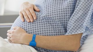 "Eu eram pe moarte, iar el ma insela” – Drama unei mame, inselata de iubit in timp ce se afla pe patul de spital