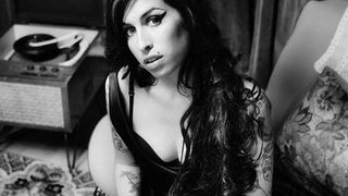 Tatal celebrei Amy Winehouse primeste bani din Romania! Fostul taximetrist Mitchell Winehouse este membru CREDIDAM