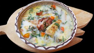 Perfecta pentru vara! E delicioasa rece. Uite cum prepari ciorba de salata