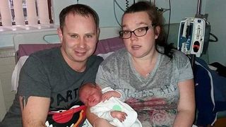 "Infectia urinara" de care suferea era de fapt un bebelus pe care l-a nascut pe canapeaua din sufrageria bunicii. Tanara de 25 de ani nu a banuit nicio clipa ca este insarcinata