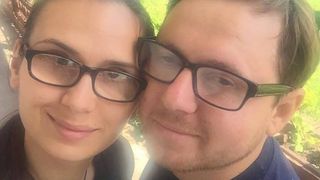 "Viata e mai frumoasa in doi si impreuna putem reusi!" Diana si Emanuel sunt doi indragostiti care risca sa isi piarda vederea din cauza aceleasi afectiuni oculare grave