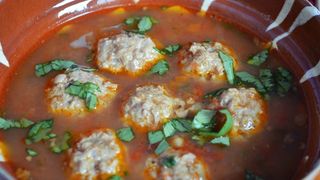 Asa faci cea mai buna ciorba de perisoare! E usor de preparat si foarte sanatoasa