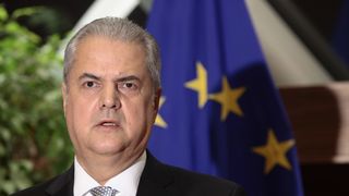 Imagini cu apartamentul din Bruxelles in care sta fiul lui Adrian Nastase! Mihnea este consilier la Parlamentul European si imparte locuinta cu iubita sa!