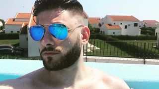 Fiul lui Marian Vanghelie petrece cu prietenii pe plaja din Mamaia! Alexandru are pe masa o galeata  plina cu sticle de bautura la gheata!