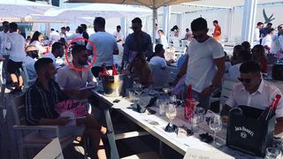 Fiul lui Vanghelie (in medalion) si-a tras in fata sa galeata plina cu sticle