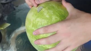 Ce se intampla daca infigi o moneda de 50 de bani intr-un pepene