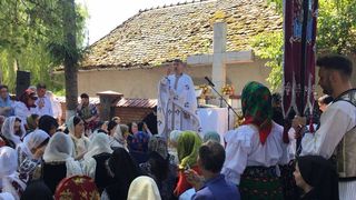 Pomohaci, inlaturat de "forte inraite care vor sa dezmembreze Biserica in tandem cu cei din afara tarii"! Mii de mesaje pe adresa Patriarhiei si a Mitropoliei Ardealului, in cea mai mare campanie pentru salvarea preotului-cantaret! "Ni se spune secta lui