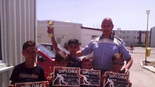 Povestea impresionanta a lui "tati Gabi", politistul care din salariul de 980 de lei le ofera o raza de bucurie copiilor defavorizati