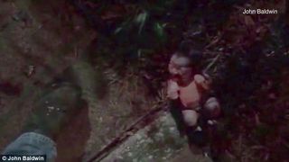 Bebelus abandonat intr-un gard de flori, descoperit acoperit de furnici. Mama, de 21 de ani, spune ca nici nu vrea sa il vada