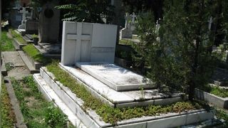 Si-a ingropat ambele sotii in acelasi mormant. Apoi a scris asta pe piatra funerara