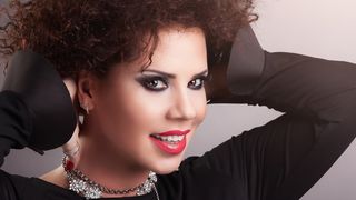 Averea fabuloasa a Luminitei Anghel! Cantareata a primit un salariu lunar de 4.800 de euro, a castigat 40.000 de euro pe an din concerte, iar in conturi a adunat 200.000 de euro!