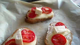 Branza topita, aliment sau otrava? Ce contine micul dejun preferat de multi romani