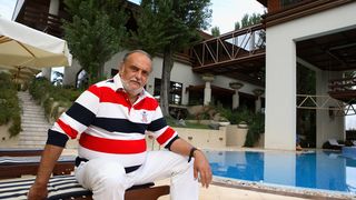 Prima sotie a lui Dinu Patriciu s-a intors in Romania! Casatorita in Franta cu un scriitor roman, Mihaela si-a petrecut concediul pe litoral si a mers in Vama Veche