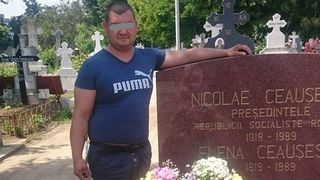 Nostalgicii comunisti fac concurs si se pozeaza la mormantul dictatorului: "Azi incepem un nou album fotografic, intitulat "La mormantul sotilor Ceausescu!"