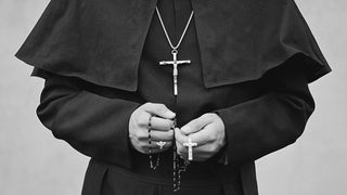 Inalt ierarh ars de viu pentru sodomie. Scandalurile sexuale in BOR dateaza de sute de ani