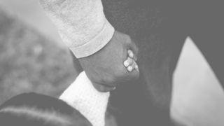 Promisiunea pe care un barbat i-a facut-o unei fetite de 5 ani prinsa sub fiarele unei masini, langa trupul fara viata al mamei ei