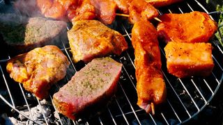 Boala consumatorilor de carne, greu de tratat! Simptomele care trebuie să te alarmeze