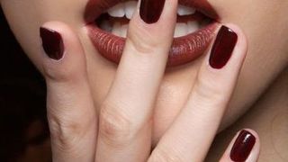 Trucul pentru unghii perfecte! De ce trebuie sa pui oja la frigider inainte de a o folosi. Rezultatul este uimitor