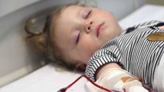 Un copil de 4 ani, aflat in coma, are nevoie de sangele nostru pentru a putea trai!