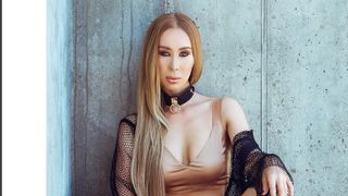 Imagini revoltatoare la Monumentul Holocaustului din Bucuresti. O cantareata a pozat in ipostaze sexy, iar acum este aspru criticata