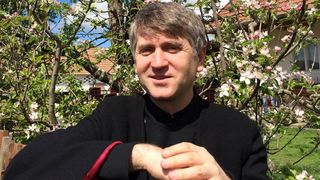 Probleme financiare pentru Cristian Pomohaci! Preotul-cantaret si-a vandut un apartament din centrul Brasovului