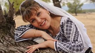 Cantareata de muzica populara care a pacalit moartea de doua ori. S-a trezit din moarte clinica, apoi a invins cancerul