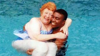 Angela are 72 de ani si un sot cu 45 de ani mai tanar. "Varsta este doar un numar", spune pensionara indragostita pana peste cap