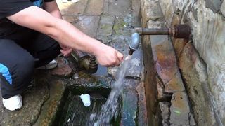 Apa care arde. Se gaseste in Romania, izvoraste in flacari si are proprietati miraculoase