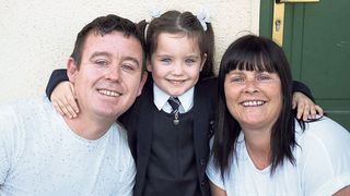 A pierdut 7 sarcini si si-a ingropat un copil, dar astazi, cu mari emotii, isi pregateste fiica pentru scoala