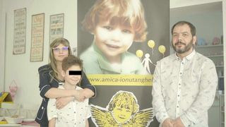4 ani de la moartea lui Ionut Anghel! Familia baiatului ucis de caini a lansat un volum in memoria acestuia! Fratele mai mare a fost prezent la eveniment