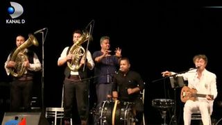 In Mamaia, ca in inima Balcanilor! Marele Goran Bregovici le-a cantat noaptea trecuta turistilor din statiune. Toata lumea a dansat pe nisip, dar si pe mese.