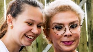 Fiica lui Teo Trandafir, prima zi la Cambridge School. Imagine emotionanta cu cele doua