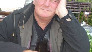 Drama continua pentru un celebru membru al trupei Divertis: "De un an cu sufletul pribeag pe rafturi!" Actorul Florin Constantin a ajuns pe strazi dupa o explozie in blocul lui