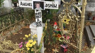 Ce s-a intamplat cand s-au implinit patru ani de la moartea lui Ionut Anghel. Jucaria preferata a copilului a disparut de la locul de veci!