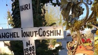 In urma cu doua saptamani, ursuletul preferat al lui Ionut statea intr-un suport, la locul de veci al micutului