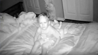 Baietelul lor plangea mereu inainte de somn si le spunea ca cineva vorbeste cu el noaptea si il sperie. Parintii l-au luat in ras, dar cand s-au uitat pe camera de supraveghere au avut un soc!