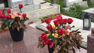 Paznicii cimitirului Sfanta Vineri supravegheaza cu atentie mormantul lui Rasvan Firea. Locul de veci e plin cu flori scumpe si reprezinta o tentatie pentru hoti.