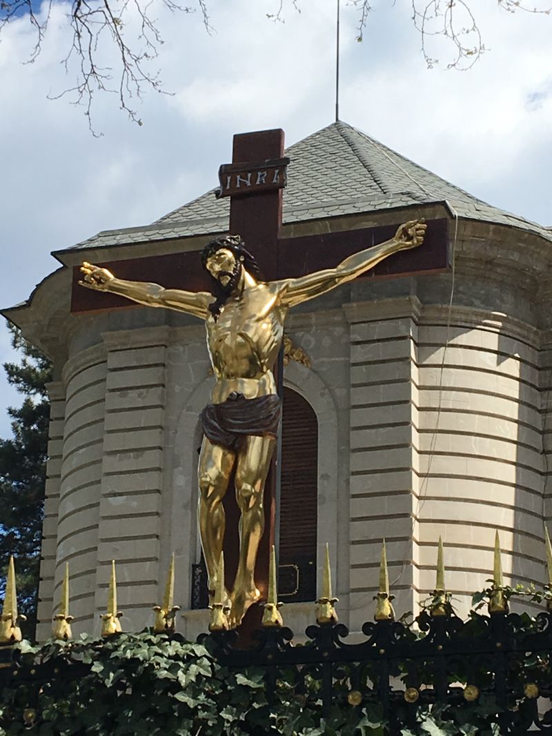 Gigi Becali are un crucifix de dimensiuni mari, placat cu aur, chiar in fata "palatului"