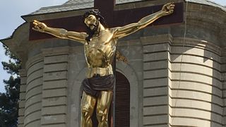 Gigi Becali are un crucifix de dimensiuni mari, placat cu aur, chiar in fata "palatului"