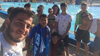 Vis implinit pentru 18 copii orfani. "Tatal adoptiv" i-a dus in vacanta la mare