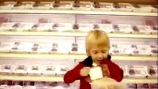 Il mai tineti minte pe baietelul din reclama cu "Zboara puiule, zboara!"? Acum e mare sportiv!