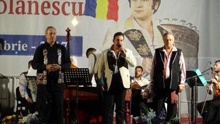 Ionut Dolanescu i-a facut statuie tatalui in comuna Persinari! Cum arata lucrarea FOTO