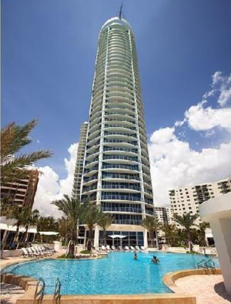 Acesta este blocul in care se afla apartamentul romanului